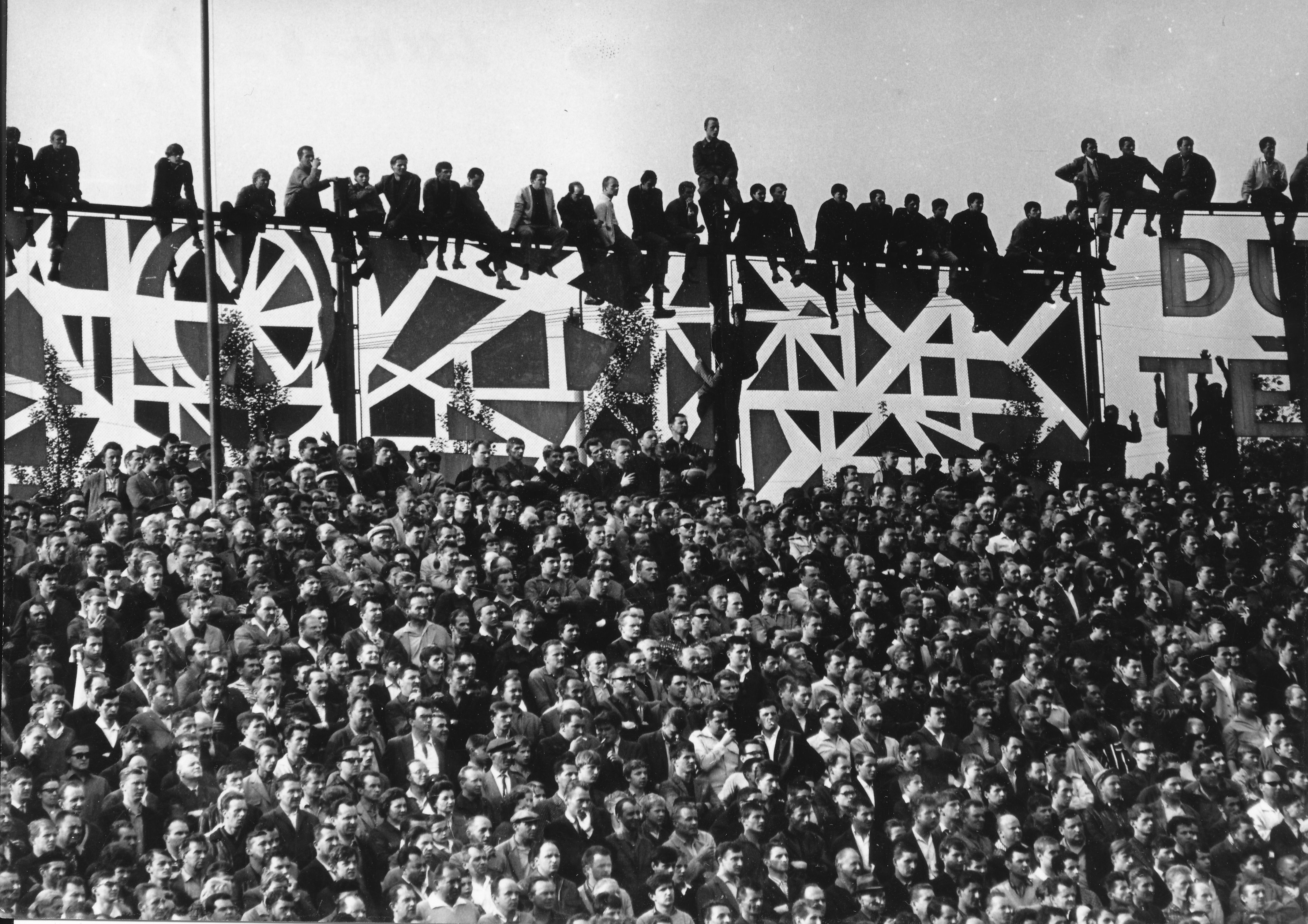 Crowds of fans at the „old Bazaly" stadium. Photo: Květoslav Kubala